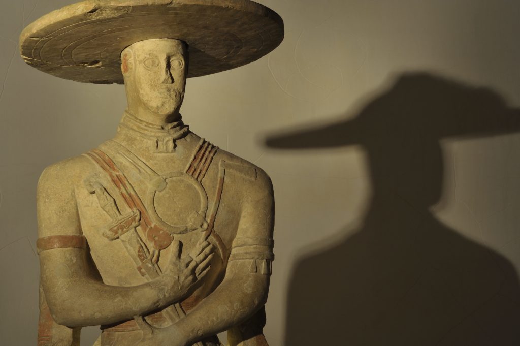L'immagine del Guerriero di Capestrano, situato al Museo archeologico nazionale d'Abruzzo.n